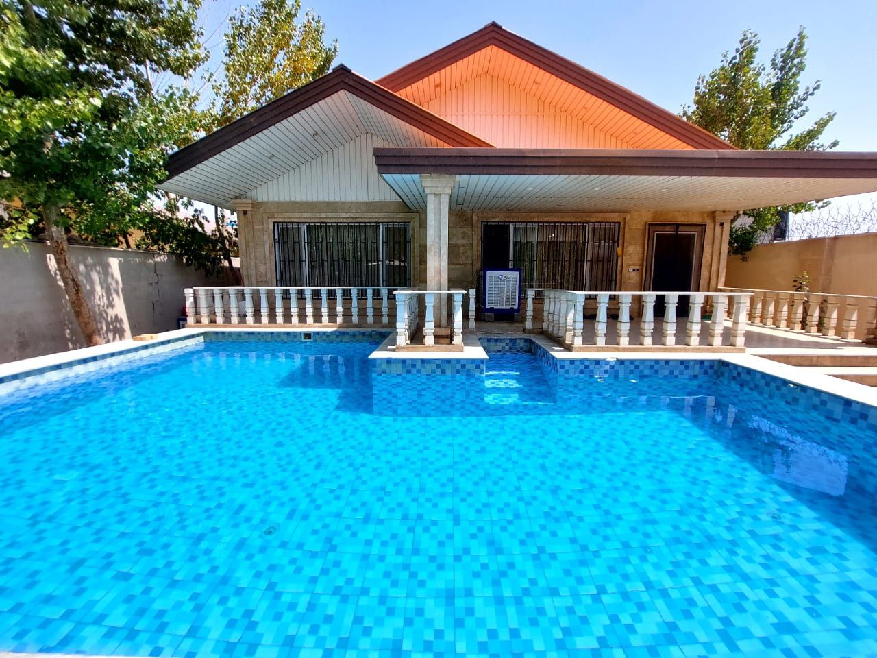 ویلا دوخوابه استخردار آبگرم آرامش سبز